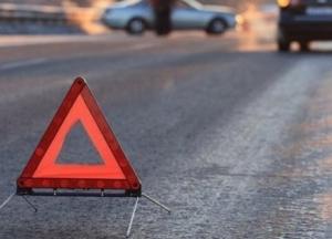 Под Луцком автомобиль въехал в дерево: трое погибших, девять травмированных