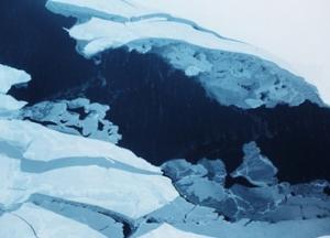 Льдину с 300 российскими рыбаками унесло в море