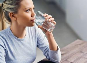 Медики рассказали, как правильно пить воду для здоровья и похудения 