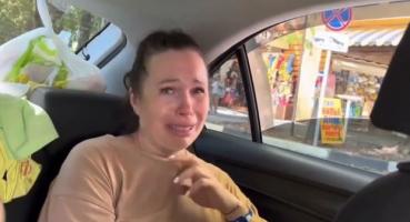 "Не хочу їхати з Криму, тут як у себе вдома жили": росіяни в сльозах та істериці тікають з півострова, досі шалені затори (відео)