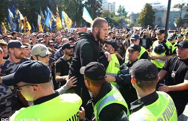 Столкновения и взрывы под Радой: почему активизировались националисты (фото, видео)