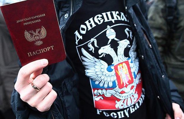 Раздача российских паспортов жителям «ЛНР» и «ДНР»: что задумала Россия
