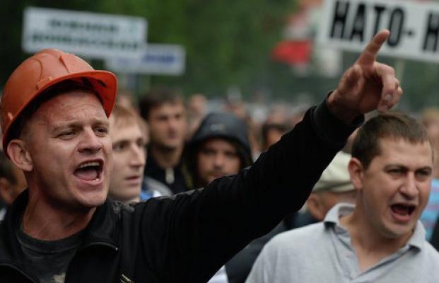 «Нам выбили дверь люди в камуфляже и масках». Чем заканчивается забастовка в «ЛНР»