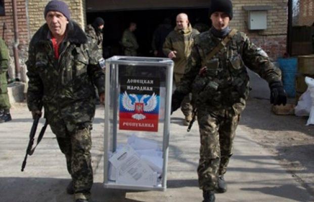 Гра у «республіку» під час війни: навіщо Захарченка залишили ще на рік