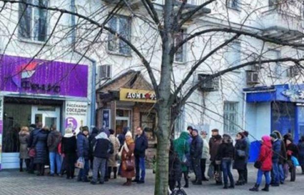 Чому мешканці Донбасу втратили контроль над власними банківськими картками